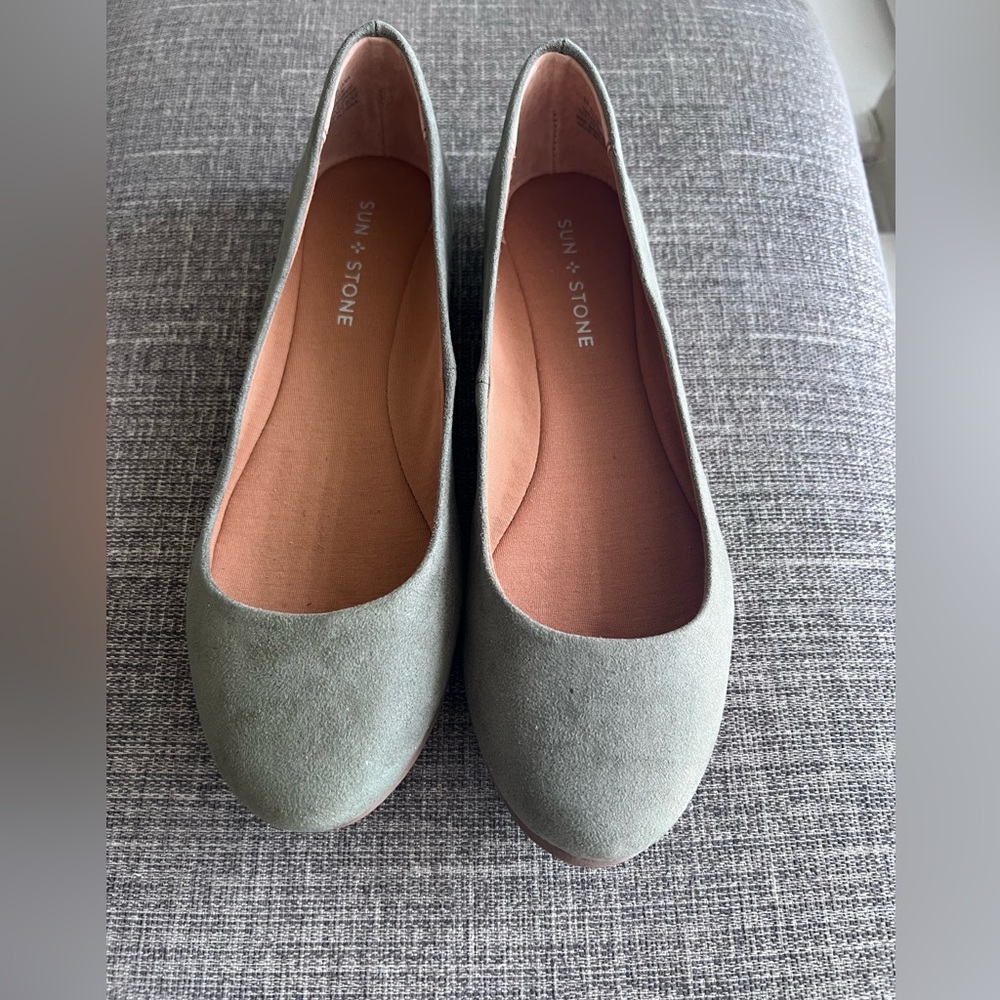 Round-toe slip-on flats